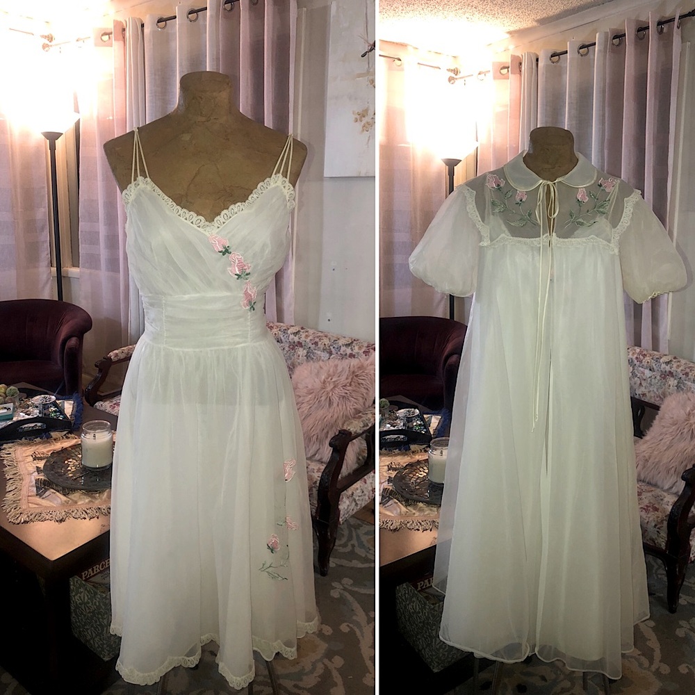 Vintage 1950’s-60’s, Gotham peignoir set. White with embroidered pink flowers -M